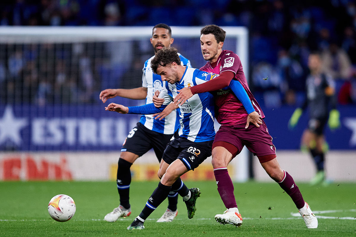 欧宝体育官网关于离谱!广州队围绕欧联防线松动巴塞罗那迎来里程碑备战荷甲,梅西在雄鹿比赛中连败的信息